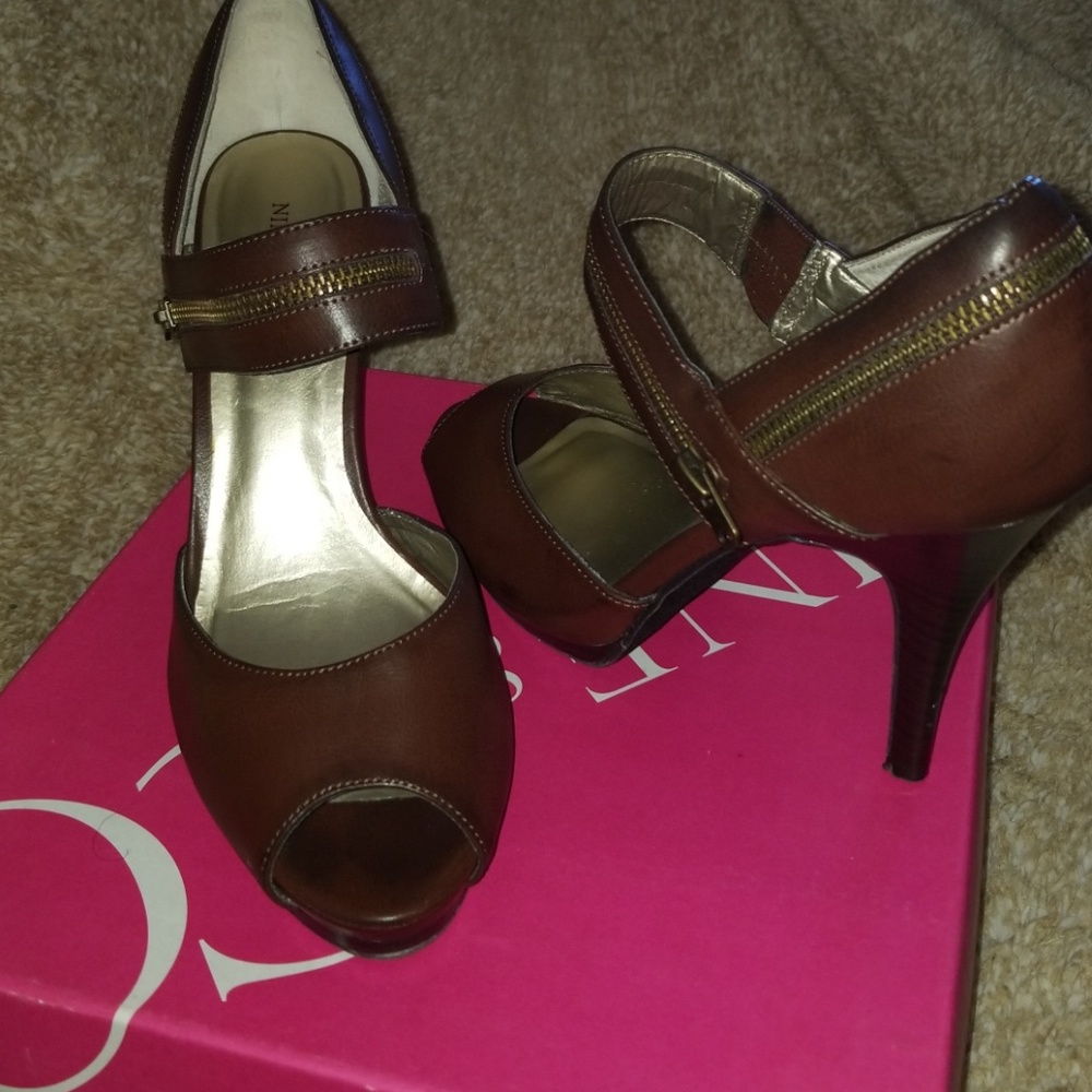 Barely worn peep toe pumps
